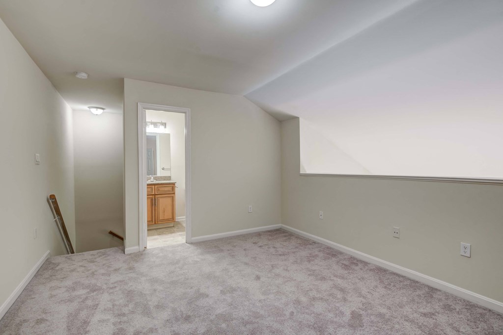 Abbotts Run Apartment Homes, 5711 Woodlawn Gable Dr., Alexandria, VA